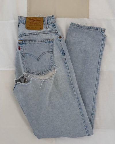 Vintage distressed and ripped Levi's 550 jeans with relaxed tapered leg. Women's size 4 to 6.