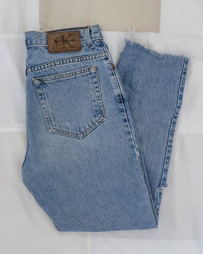 Vintage Clavin Klein mom jeans with a raw hem. Women's size 4.